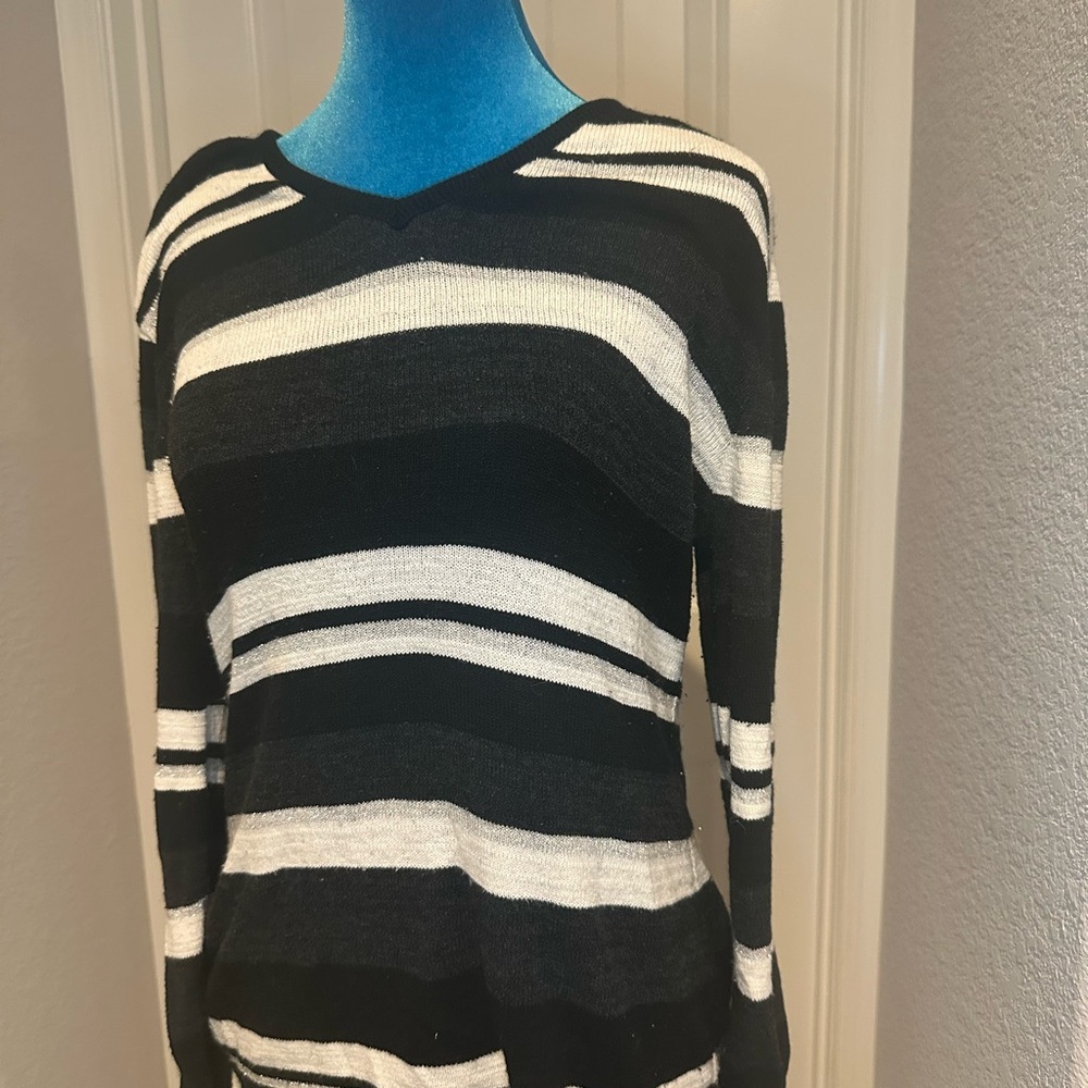 Women’s Black & White Striped Lightweight Knit Sweater Top